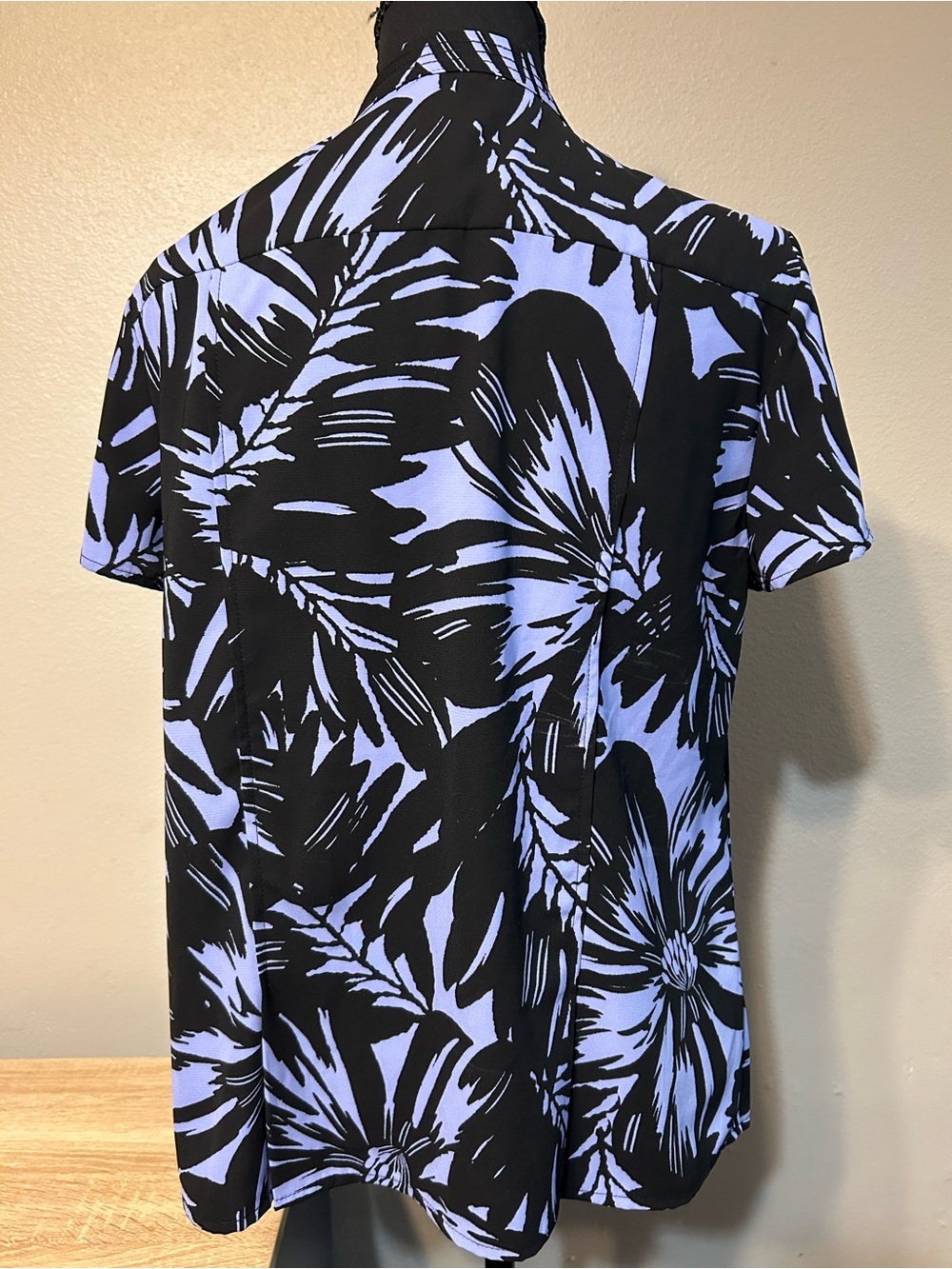 Dana Buchman Women’s Medium Black Blue Floral Button Front Blouse Short Sleeve - Picture 2 of 4